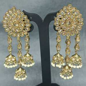 Pendientes Clásicos A6 SKU-2222 con Forma de Flor, Decorados con Rubíes, Joyería de Boda en Latón, Diseñados para Mehendi - Product Image 1