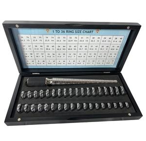Ensemble universel de mesure de taille de bague de mariage de 1 à 36 avec mandrin à bague, bâton de maintien en caoutchouc et jauge de taille de bague dans une boîte en bois noire - Product Image 1