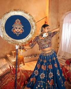 Navratri Especial Último Diseñador Muselina Algodón Impreso Digital Real Mirror & Kodi Work Lehenga Choli & Hand Work Lace Dupatta - Product Image 2