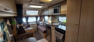 Caravane moderne à 5/6 places pour la famille Construction en acier avec coin salon avant convertible en grande dinette latérale pour lit double - Product Image 2