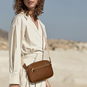 Bolso de cuero tejido a mano East/West Único y elegante - Product Image 6