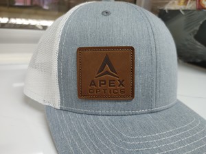 Gorra de camionero de malla de tela cómoda con parche de cuero con logotipo personalizado, gorra deportiva de moda innovadora y de moda, hecha a mano en Vietnam - Product Image 2