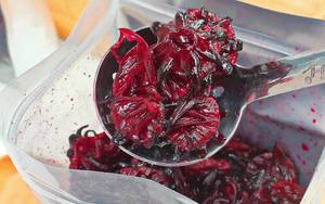 Roselle en conserve dans un sirop sucré, gousses d'artichaut rouge naturel pour la préparation de boissons et les garnitures de desserts - Product Image 3