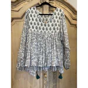 Blusa de Satén y Chifón con Estampado Floral para Mujer, Marca GYPSY, con Lentejuelas Bordadas y Encaje, Talla Única, Disponible en Talla XL, Diseño Floral Verde Fresco - Product Image 1