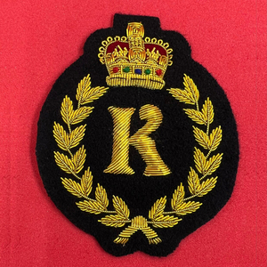 Insigne blazer Dieu Et Mon Droit brodé à la main en fil d'or écusson personnalisé tissu sergé adhésif bordure Merrow ronpex - Product Image 5