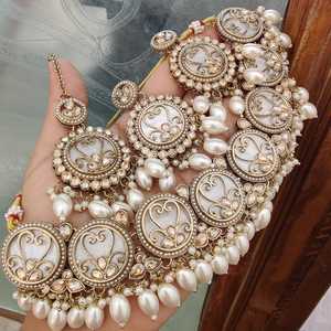 Conjunto de collar de gargantilla de latón perla elegante de último diseño de tendencia con pendientes y Maang Tikka para bodas y ocasiones festivas - Product Image 2