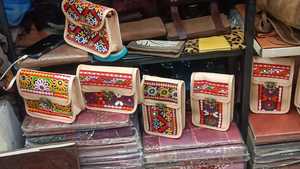 Monederos de cuero bordados a medida y soportes para teléfonos móviles ideales para tiendas de accesorios de moda para reventa y venta al por mayor - Product Image 2