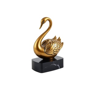 Dieren Structuur Gegoten Aluminium Zwaan Op Zwarte Basis Sculptuur Voor Luxe Tafeldecoratie Geschenkartikelen Metalen Sculptuur