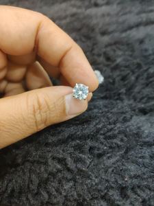 Boucles d'oreilles clous en or blanc plaqué, serties de moissanite ronde taille brillant, monture sertie - Bijoux unisexes tendance - Product Image 2