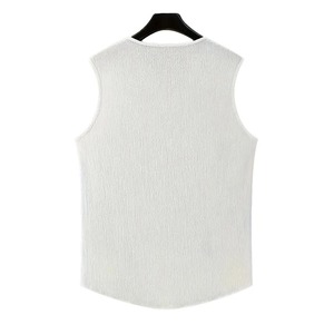 เสื้อกล้ามฟิตเนสผู้ชาย ระบายอากาศ คอวี เสื้อกั๊กยอดนิยม สไตล์ลำลอง ทรงเข้ารูป เสื้อยืดแขนกุด สีพื้น แฟชั่น - Product Image 3