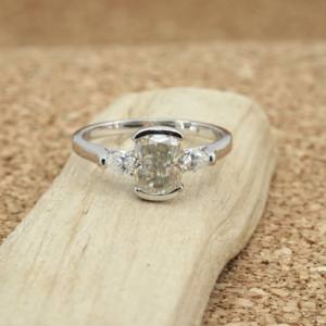 Exquisito anillo de diamante cultivado en laboratorio brillante, corte de cojín de oro de 14 quilates, 3 quilates VVS2 IGI, joyería elegante certificada, regalo de boda para mujer - Product Image 2