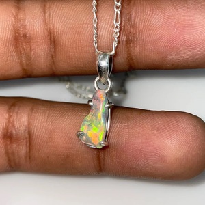 925 argent éthiopien naturel opale brute pierre précieuse pendentif Multi feu fait à la main cadeau chrétien pour ses enfants de Style Vintage - Product Image 1