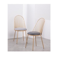 Chaise en métal élégante construite avec un cadre en acier renforcé assurant un soutien et un confort fiables pour le bureau à domicile et la salle à manger