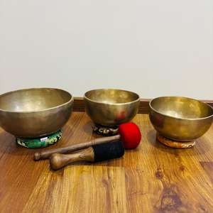 Bol chantant inspiré du bouddhisme de style traditionnel en bronze de l'Himalaya Artisanat en métal pour la guérison des chakras et la thérapie par le bain sonore - Product Image 1