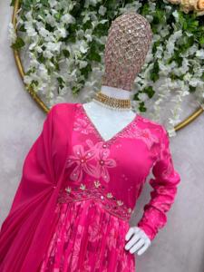 Belle Designer Nayra Cut Suit Avec Intérieur Et Pent-Dupatta Avec Impression Numérique Avec Travail À La Main - Product Image 4