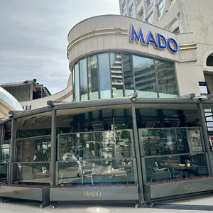 Pérgola de aluminio para exteriores de 180x150 con sistema de viento motorizado de vidrio templado para maceta - Product Image 1