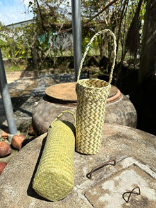 Organizador de tazas de bambú hecho a mano para una cocina o cafetería acogedora - Product Image 3