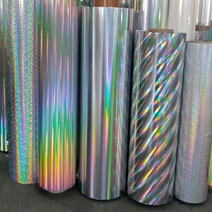 Película de Laminación Holográfica PET Metalizada Arcoíris sin Costuras de 12/15 Micras, Adhesivo Resistente a Desgarros para Manualidades y Regalos al por Mayor - Product Image 1