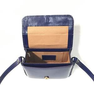 Mini sac bandoulière en cuir bleu marine classique avec fermeture à boucle vintage et sangle à poignée supérieure - Product Image 3