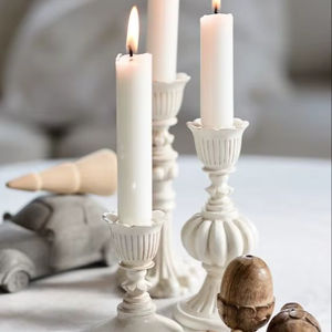 Élégants bougeoirs blancs pour une maison chaleureuse. Décoration intemporelle disponible à prix de gros. Parfait pour toute situation - Product Image 1