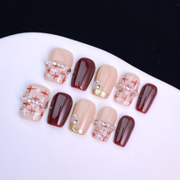 Ongles press-on faits main, rouge bordeaux à carreaux, perles et strass, style français doré, courts et effilés