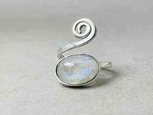 Venta al por mayor de fábrica Popular minimalista Arco Iris piedra lunar anillo hecho a mano Plata de Ley 925 joyería Vintage diseño en espiral joyería - Product Image 4