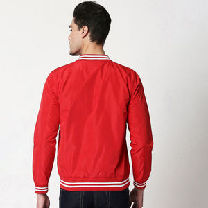 Las mejores chaquetas universitarias Rojas personalizadas de tendencia para hombres con cuello levantado con posición frontal del logotipo Diseño de color personalizado para hombres - Product Image 2