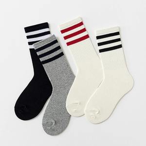 Chaussettes de sport rétro à rayures de haute qualité, logo personnalisé, chaussettes pour hommes, chaussettes en coton rembourrées, chaussettes mi-mollet pour hommes, évacuation de l'humidité, usine du Vietnam - Product Image 1