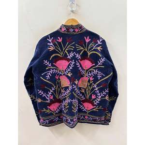 Chaqueta de Mujer Bordada a Mano, Ecológica, de Terciopelo Floral, con Cuello Mao, Manga Larga, Diseño Otoñal en Azul Marino, Rosa y Morado - Product Image 2