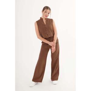 Conjunto de Dos Piezas LUSTRIN para Mujer: Chaleco Elegante sin Mangas en Gamuza Gris y Pantalones Anchos Holgados, Venta al Por Mayor - Product Image 4