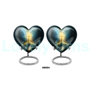 โกศรูปหัวใจสำหรับเผาขี้เถ้าของมนุษย์ตกแต่งพร้อมขาตั้งและถุงฟรี - Product Image 1