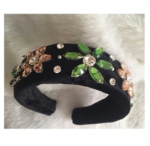 Diadema con cuentas de semillas de color verde oscuro con un ajuste seguro que combina funcionalidad y arte de una manera impresionante - Product Image 4