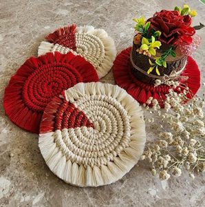 Sous-verre en macramé fait à la main ensemble de 4 napperons à pompons ronds rouge blanc pour décor de salle à manger de table basse - Product Image 1