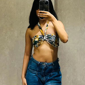 Top Corto Marrón Abstracto de Punto con Cuello Halter y Detalles Calados Intrincados - Product Image 1