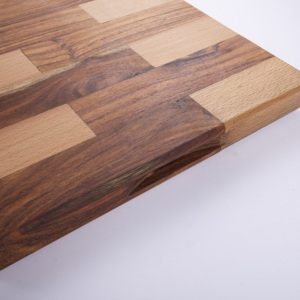Tabla de servir y cortar de madera mixta de lujo con mosaico - Plato de madera maciza de 3 cm de grosor - Diseño de contraste de vetas naturales - Product Image 1