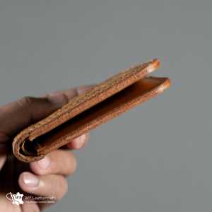 กระเป๋าสตางค์แบบพับได้รุ่นคลาสสิคหมายเลข 55 ทำมือจากหนังแท้สีแทน  ตกแต่งด้วยลายเย็บเพชร  ลายนูนลายจระเข้  แบบเปิดปิด - Product Image 2