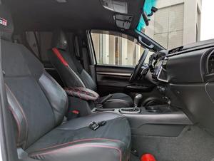 Elegante Toyota Hilux GR Sport 2023 con motor diésel de cuatro cilindros turboalimentado de 2.8 litros - Product Image 6