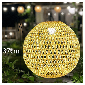 Lampe en bambou avec abat-jour en rotin naturel tressé et structure en fer pour éclairage suspendu, artisanale, fabriquée au Vietnam. - Product Image 4