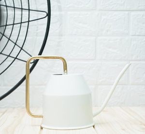 Arrosoir blanc au design minimaliste et élégant, une touche de simplicité pour vos plantes - Product Image 4