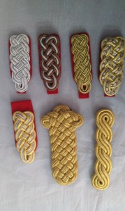 แผ่นรองไหล่แบบเรียบสีทองเมทัลลิกชุดบอร์ดสายบิด - Product Image 2