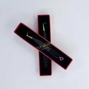 Pinzas Profesionales para Extensión de Pestañas de 90 Grados, de Acero Inoxidable con Recubrimiento de Polvo Negro y Punta Dorada con Diseño de Corazón de Diablo - Product Image 3