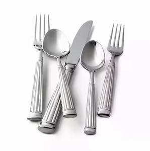 ชุดช้อนส้อมโลหะสุดหรูชุดมีดส้อมสแตนเลสชุดเครื่องใช้บนโต๊ะอาหารที่หรูหราสำหรับใช้ในบ้านห้องครัวห้องอาหารและร้านอาหาร - Product Image 1