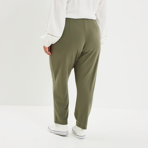 Pantalon bordeaux classique pour femmes grande taille avec taille élastique Style taille haute idéal pour une fête de bureau décontractée ou un voyage confortable - Product Image 2