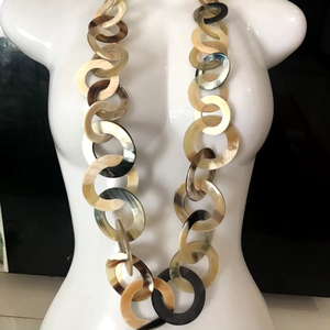Collar de cuerno de búfalo grueso hecho a mano para mujeres y niñas, cadena de eslabones largos con colores naturales únicos mezclados por HF CRAFTS - Product Image 1