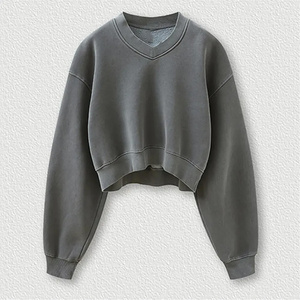 Sweat-shirts à capuche en molleton de coton lourd à col en V pour femmes avec logo imprimé sur le devant Style de corps court Col en V Pulls à capuche - Product Image 5