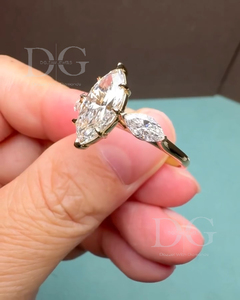 Bague de fiançailles, de mariage ou d'anniversaire en or 14 carats, sertie de trois pierres, avec une moissanite de 3 carats de forme marquise, certifiée IGI, fabriquée à la main, sertie de 8 griffes. - Product Image 4