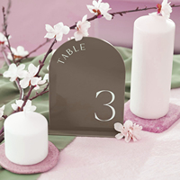 Support de numéro de table rectangulaire en acrylique personnalisable à prix de gros, avec lettres 3D, design moderne et simple pour la décoration de mariages