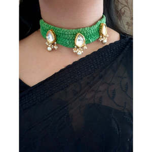 Ensemble tour de cou Kundan en fil vert avec boucles d'oreilles plaquées or bijoux élégants de mariée ou fins pour cadeau avec des anneaux en cuivre perlé - Product Image 4