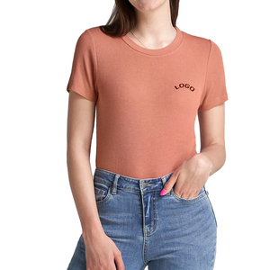 T-shirt créatif et tendance pour femme, conçu pour des mouvements confortables, avec une forme élégante et un style visuel contemporain - Product Image 1