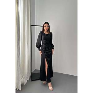 Robe en satin noir avec fronces latérales et fente - Noir - Product Image 2